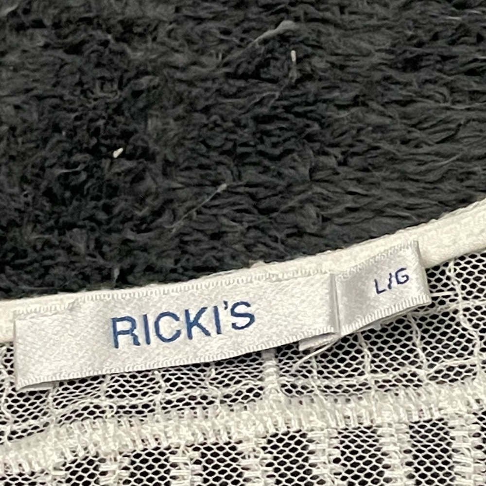 🦋 2 / $27 🦋 Ricki’s creamy colored T-shirt. Partner it with your own tank top. - Picture 2 of 5